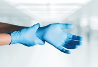 handschoen-nitril-blauw-aantrekken