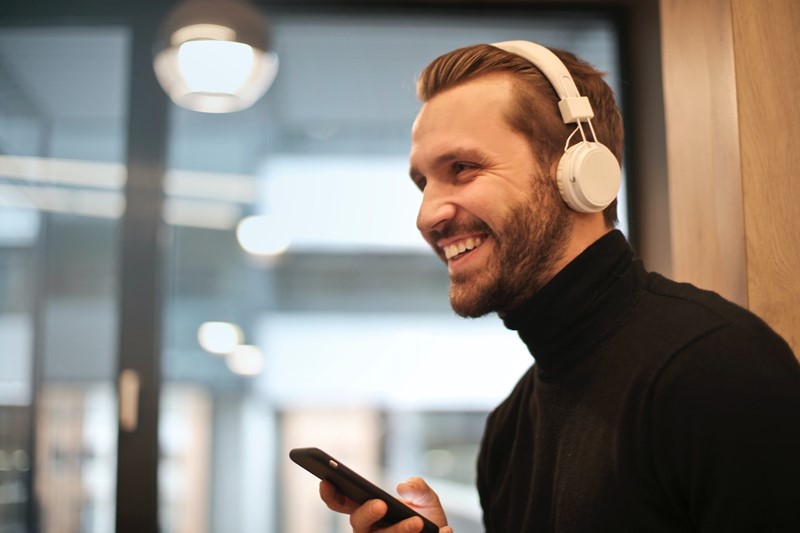 4 redenen om muziek te luisteren tijdens het werk